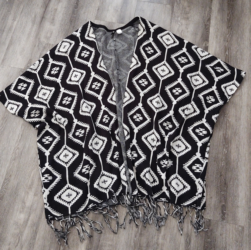 H&M Divided Sleeveless Poncho Shrug Black White